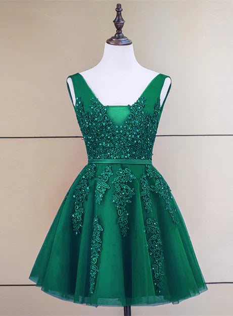 Cute Tulle V-neckline Beaded Short Prom Dress Homecoming Dresses Party Dress with Appliques